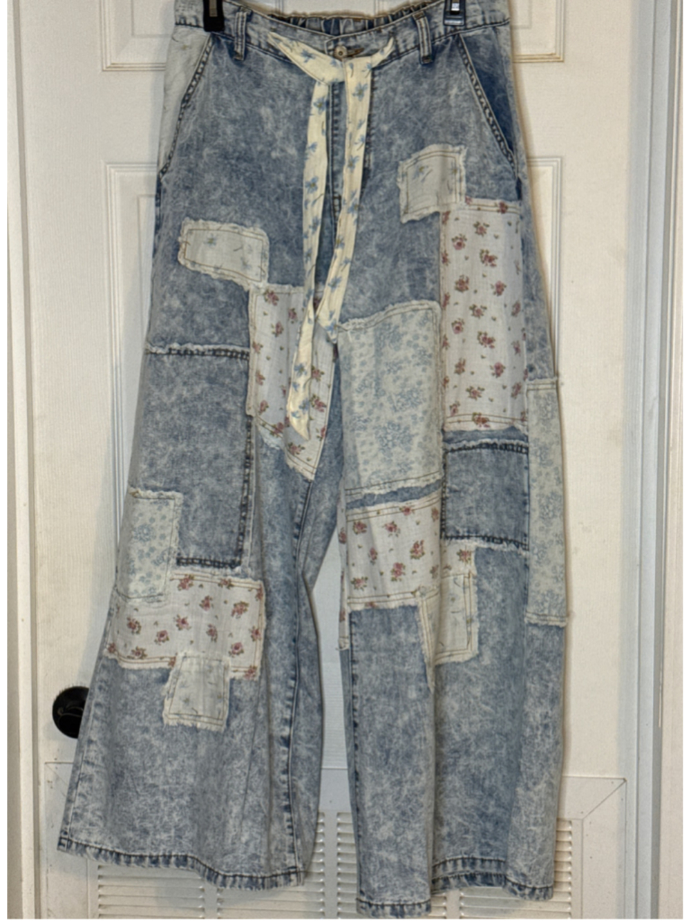 POL Patchwork Wide Leg Jeans Size M Blue Floral Acid Wash - Picture 2 of 7